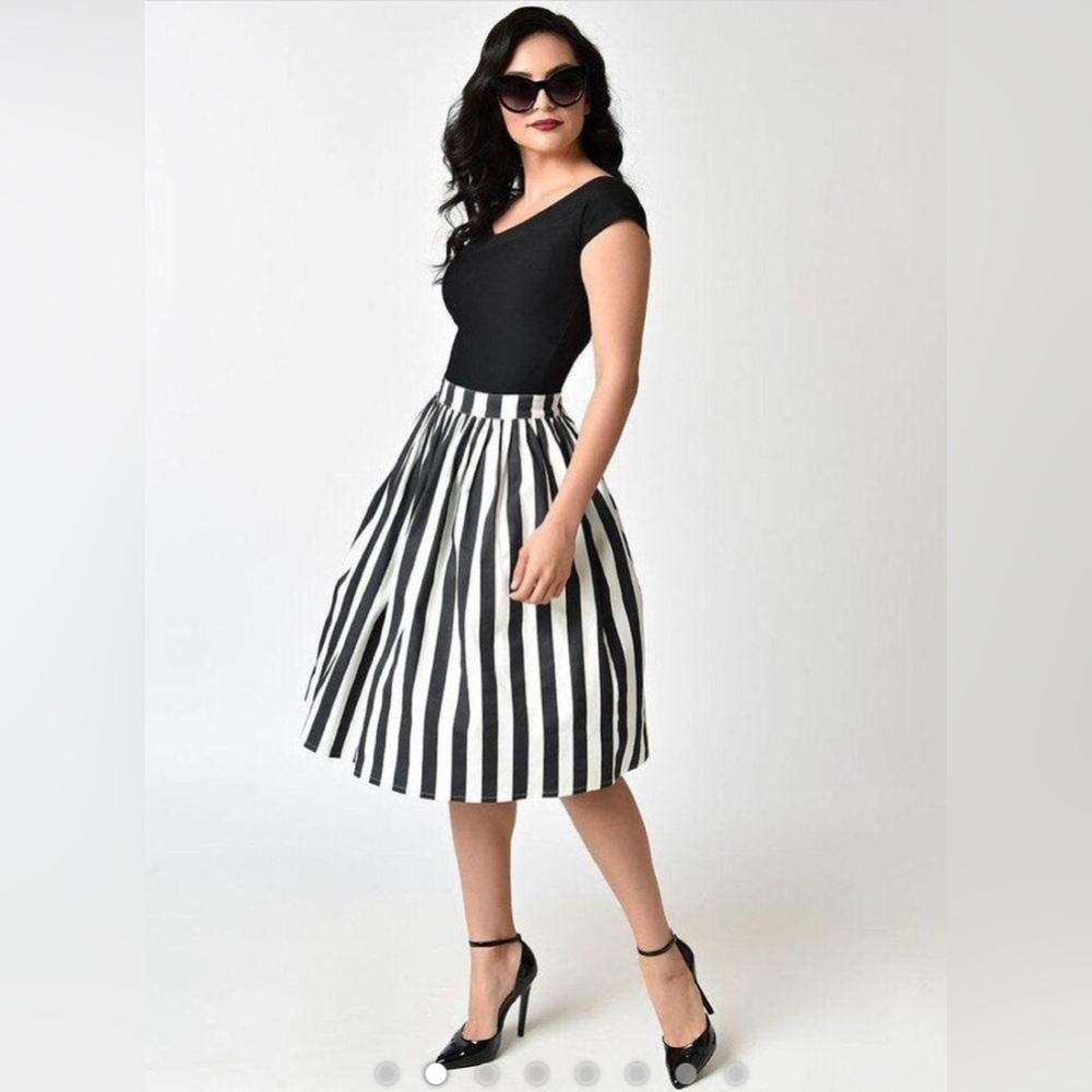 🖤🤍 Unique Vintage Black and white striped skirt 🖤🤍